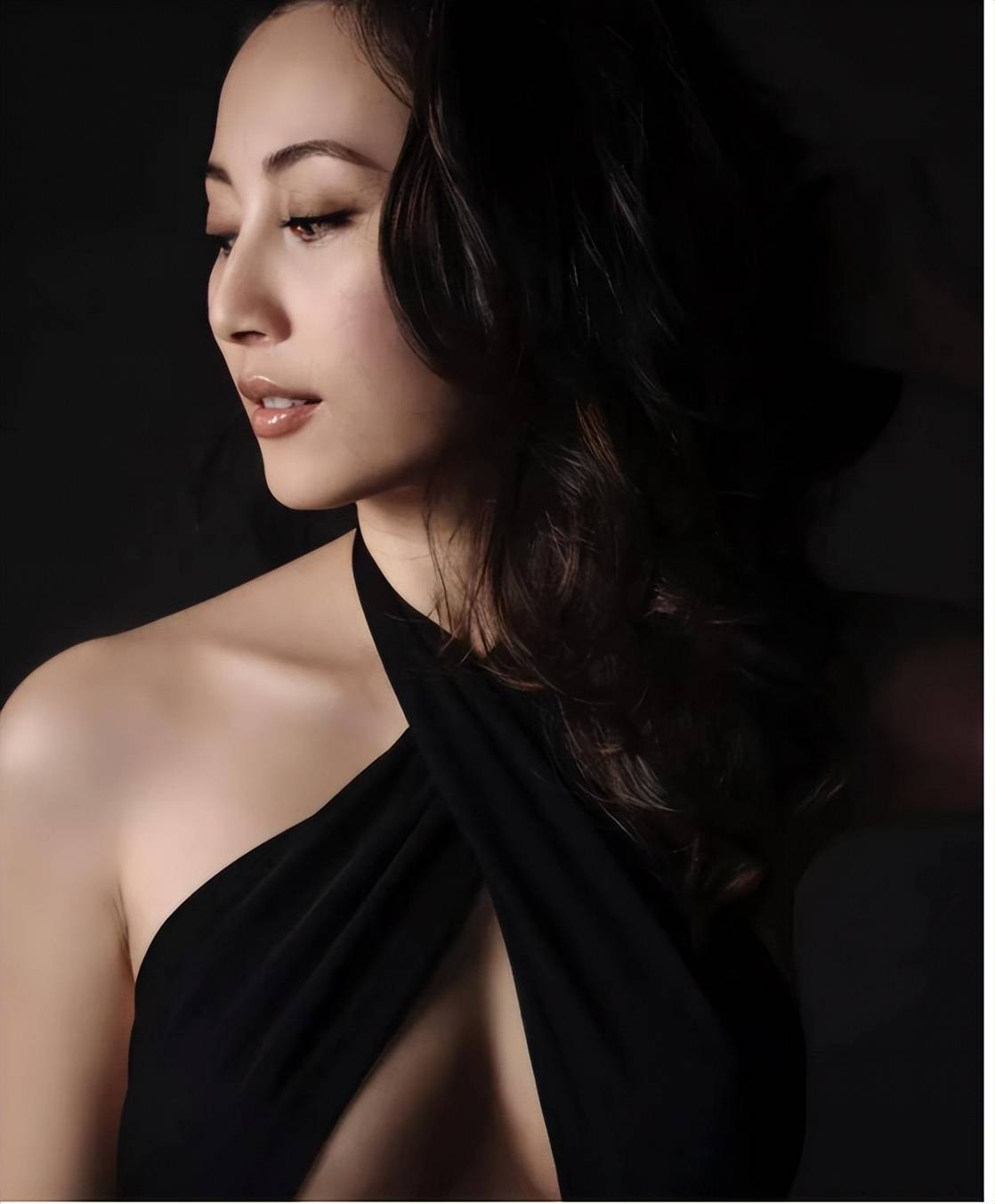 移民失败回流香港,平台上售卖大尺度照片,付费观看