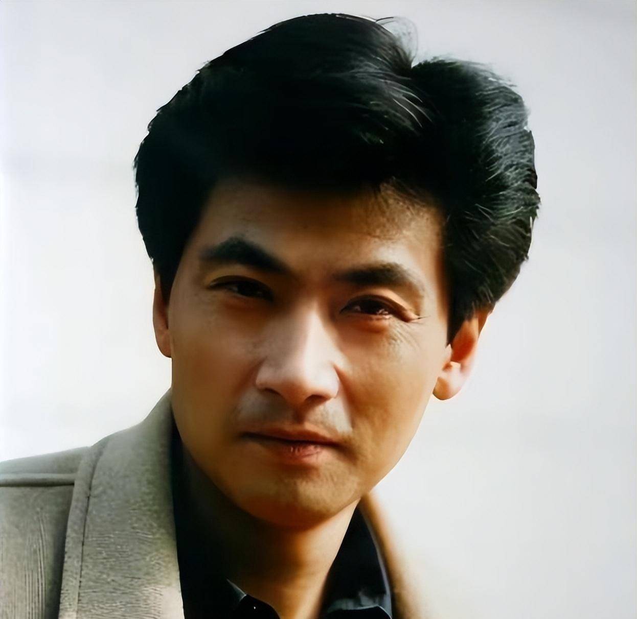 出道多年不温不火,老婆却靠一首歌曲吃了35年,成为春晚常客