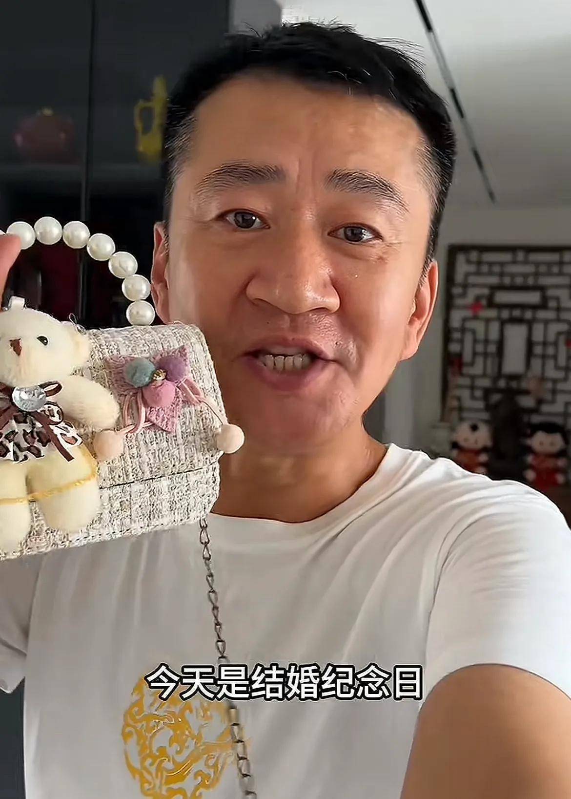知名演员李嘉明结婚一周年送小18岁老婆神秘礼物仪式感十足