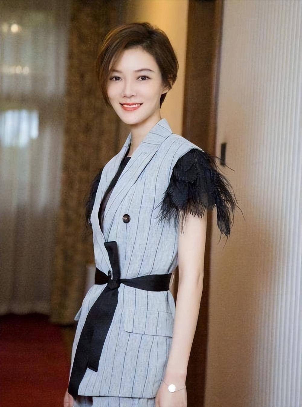 车晓:和前富豪老公离婚,拒绝3亿分手费,低调不张扬,独自美丽
