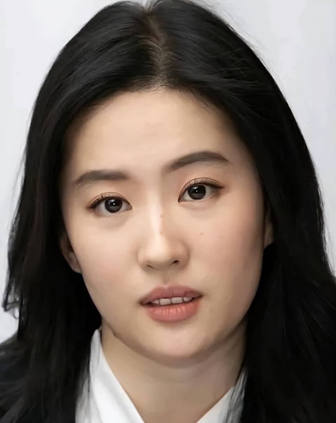 刘亦菲高铁熟睡被偷拍,皮肤泛红山根突出,32万包包随意放置