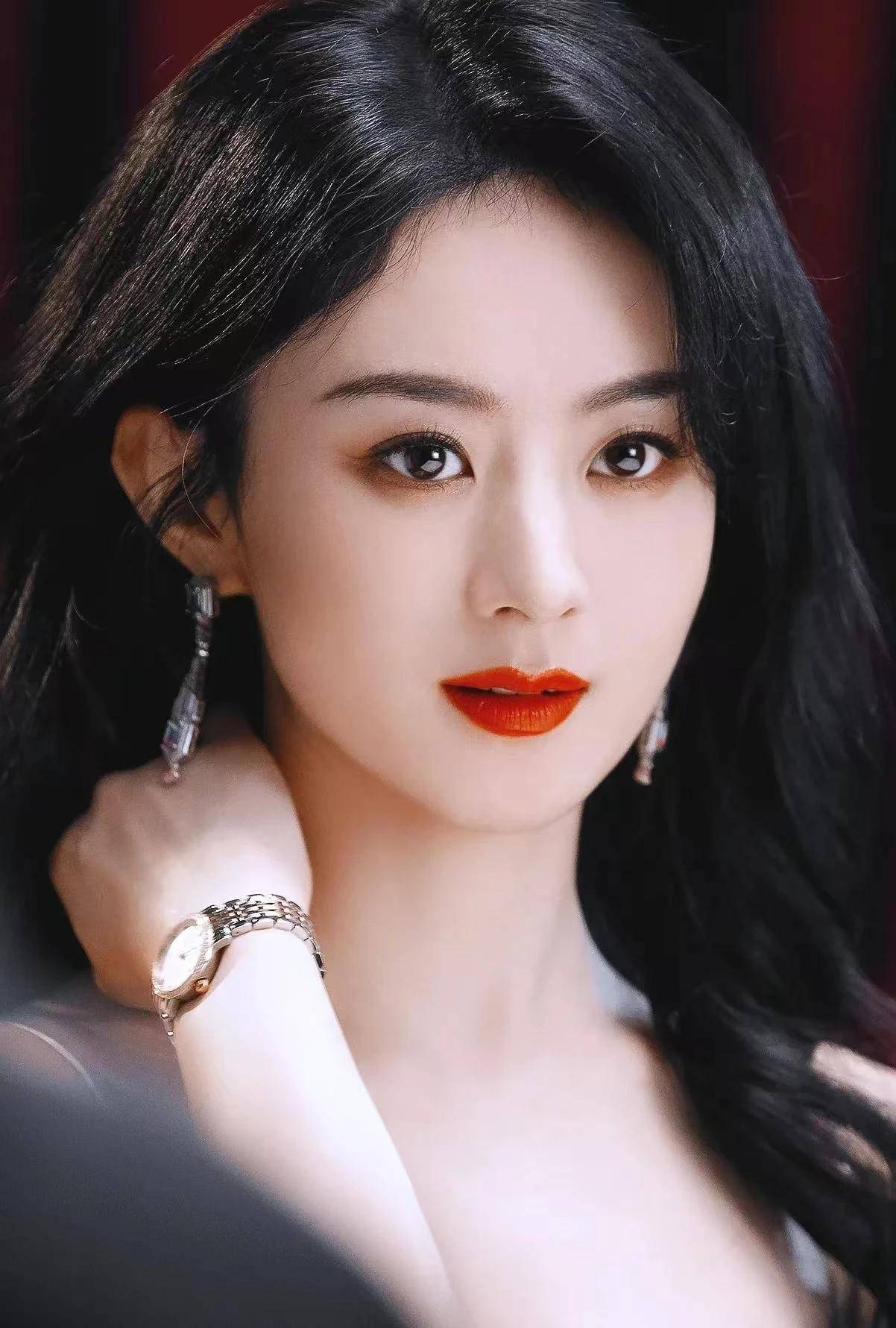 赵丽颖现身广州眼神坚定,成就她的条件有三个,缺一不可