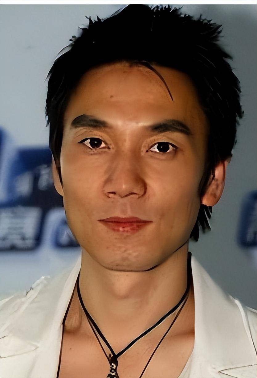 笑喷!林依轮和23岁儿子游上海迪士尼,网友:别合影,你儿子不想