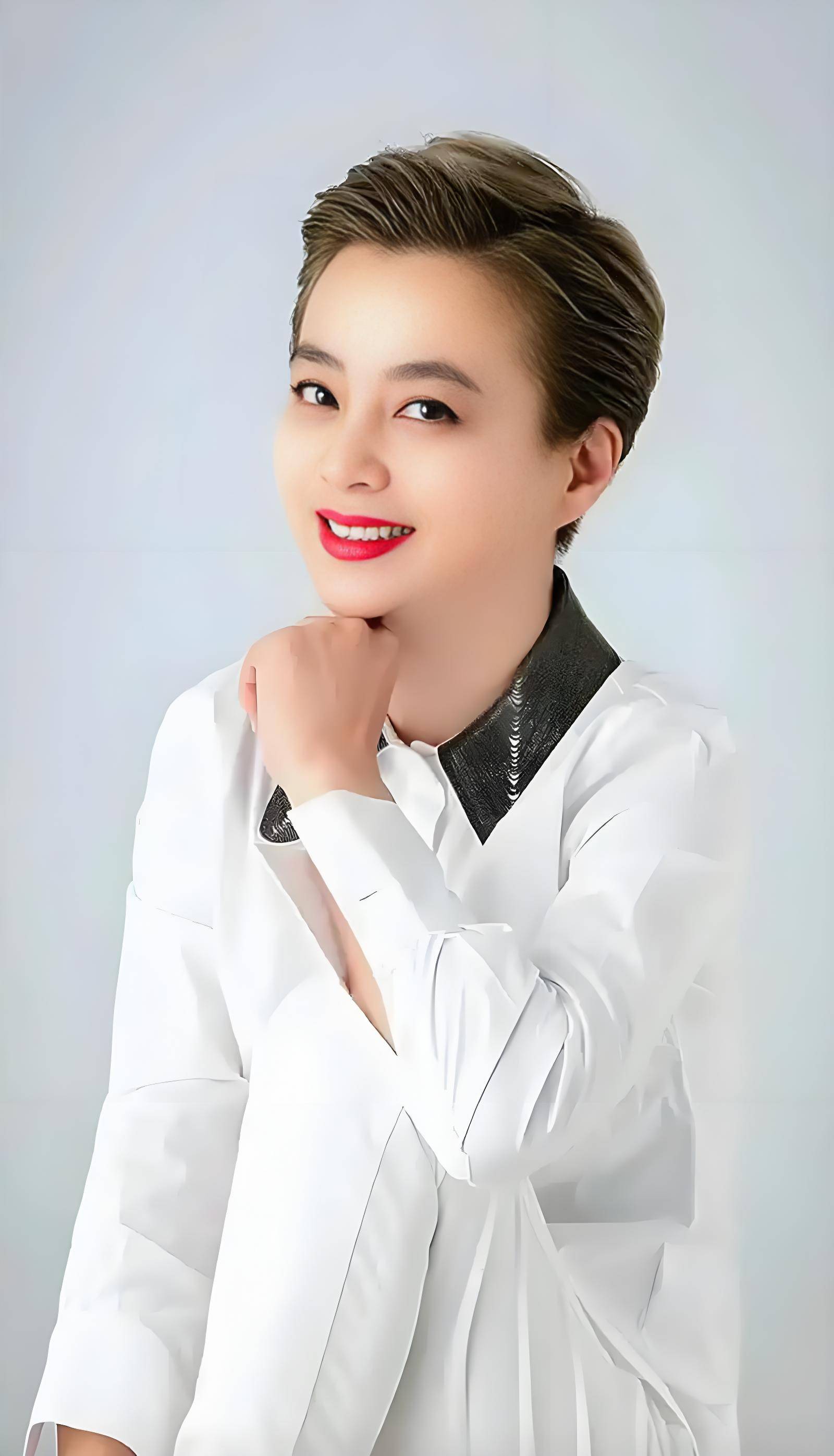 李玲玉为26岁儿子庆生!洋丈夫缺席,网友怀疑她离婚了