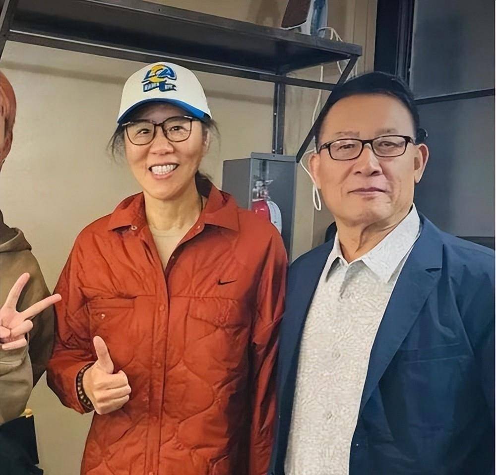 64岁郎平与74岁老公北京钓鱼,一身运动装年轻显瘦