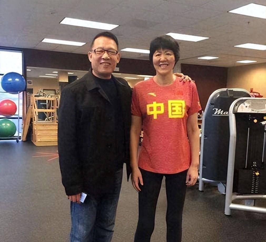 64岁郎平与74岁老公北京钓鱼,一身运动装年轻显瘦