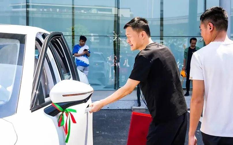 卢伟冰学雷军？亲手给用户开门弯腰交付小米17、送上鲜花…… 