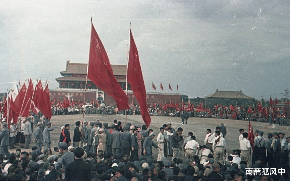 49年开国大典,天安门城楼上的女服务员,其实都有绝密任务