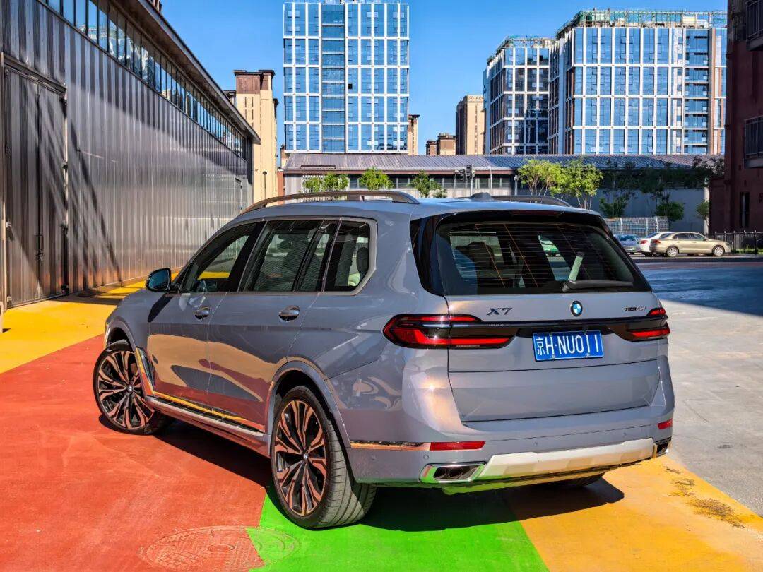 试驾中期改款宝马x7:大型suv也能有驾驶乐趣!