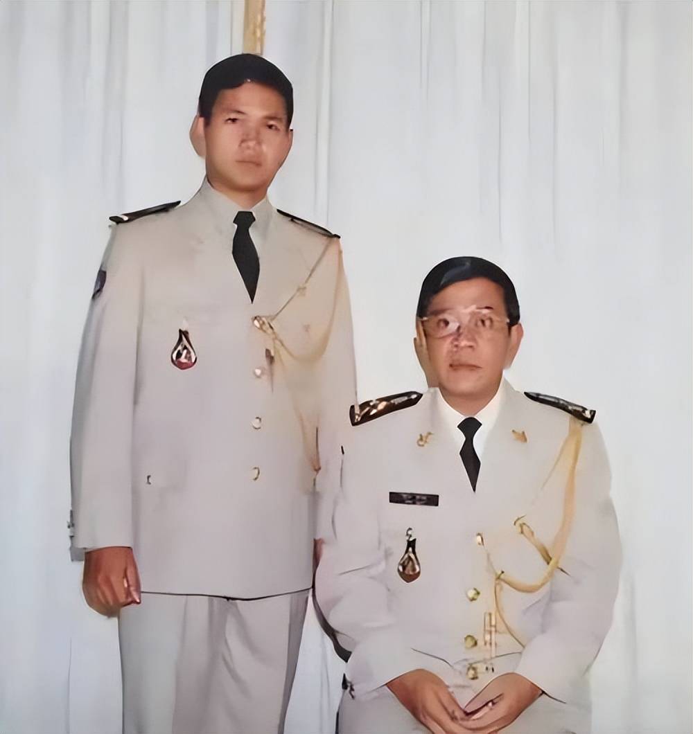 柬埔寨国王西哈莫尼:72岁未婚无子极为低调,婚生全看一男人脸色
