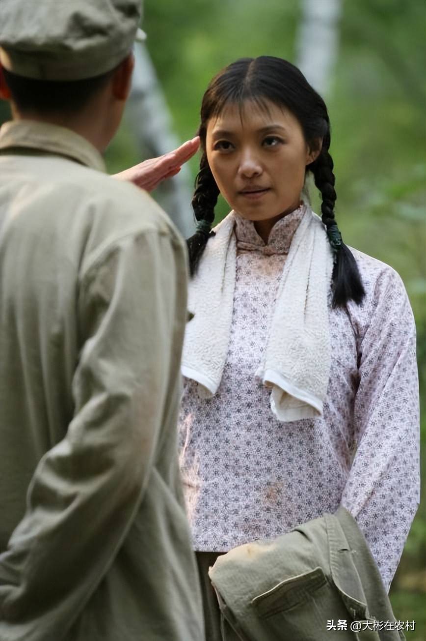 还记得《亮剑》里喊"开炮"的秀芹吗?她如今活成这样!