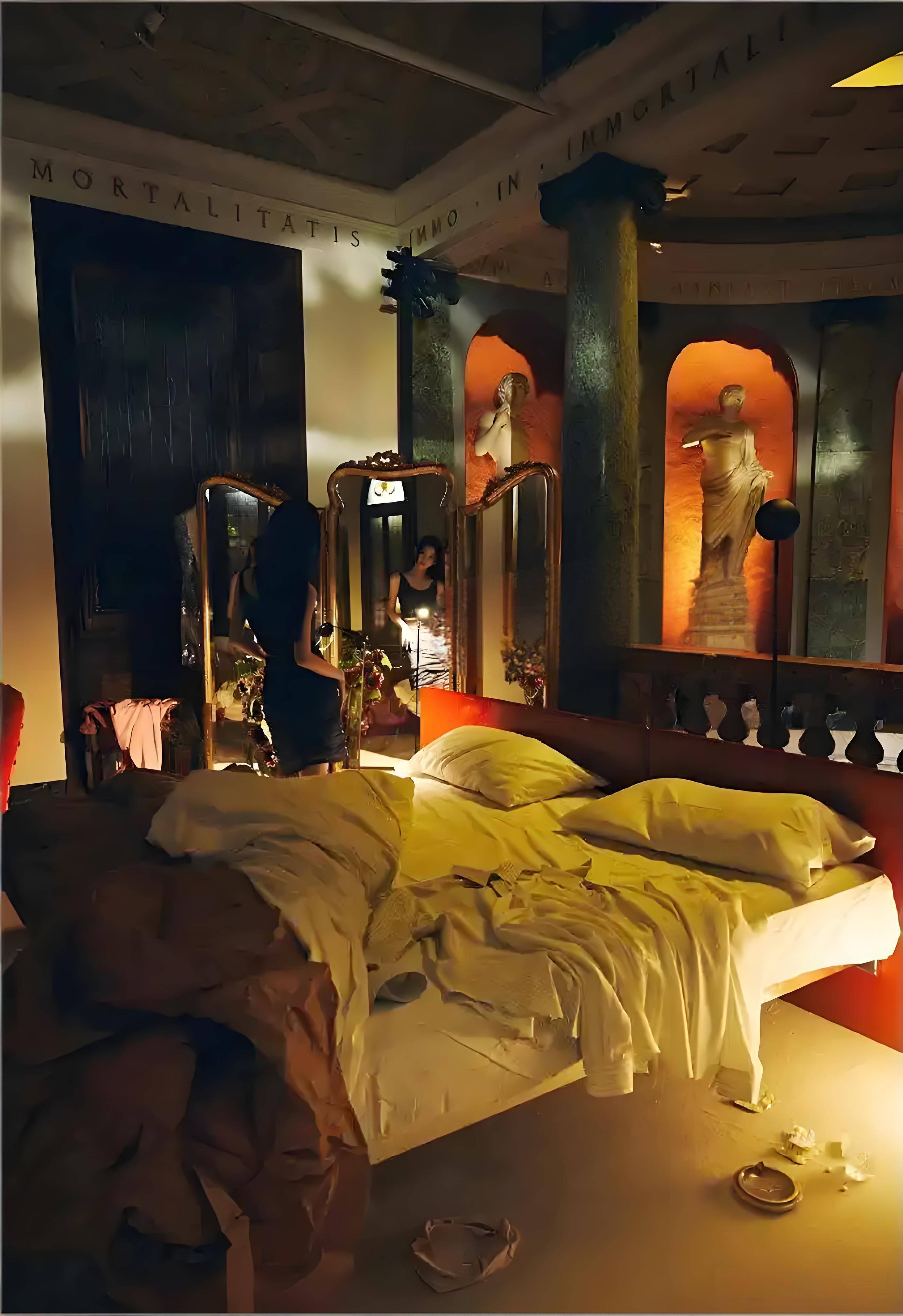 四千年美女鞠婧祎晒出性感美照同时,房间照惊现男士内裤和药品