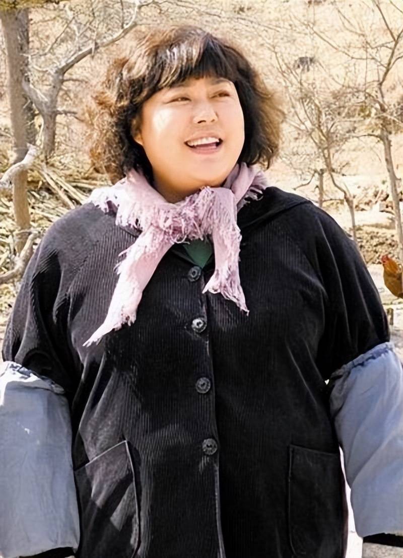 李菁菁:经历三次婚姻,老公一个比一个小,患癌后与女儿相互依靠