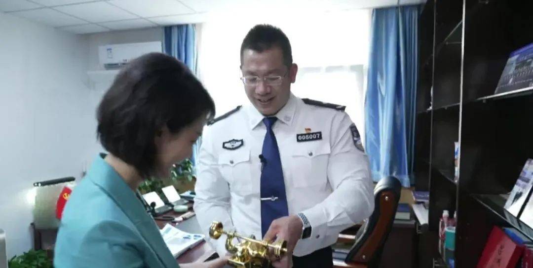 48岁公安局长肌肉撑爆白衬衫,活脱脱"警察版巨石强森"