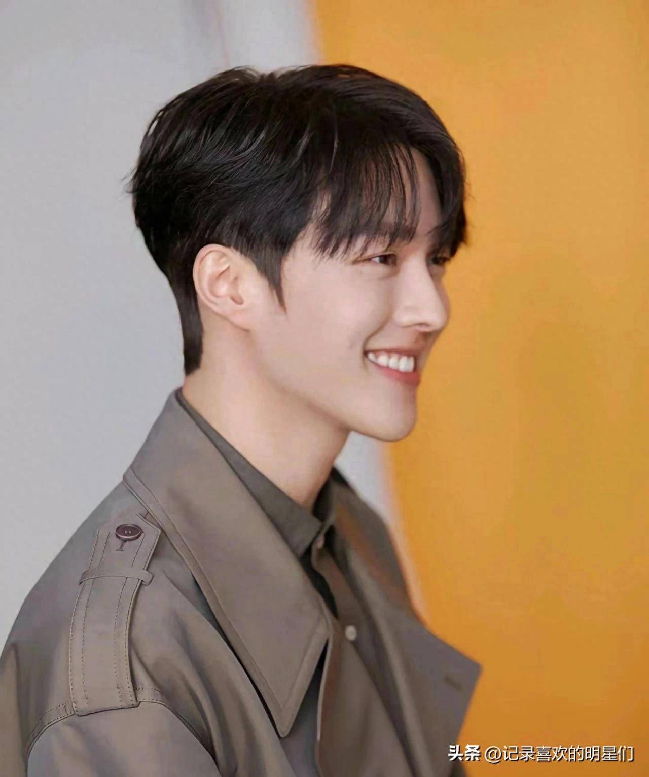 张基龙的外表充满成熟男人的时尚不笑的时候给人一种停欲系男神!