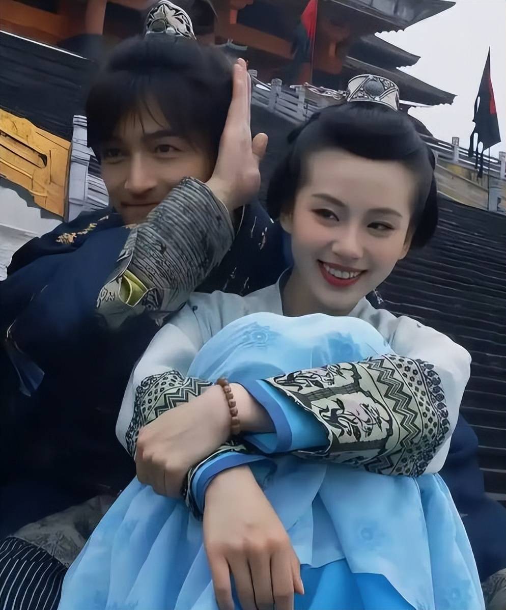 胡歌刘诗诗再次同框,男帅女美好般配,网友梦回《仙剑3》