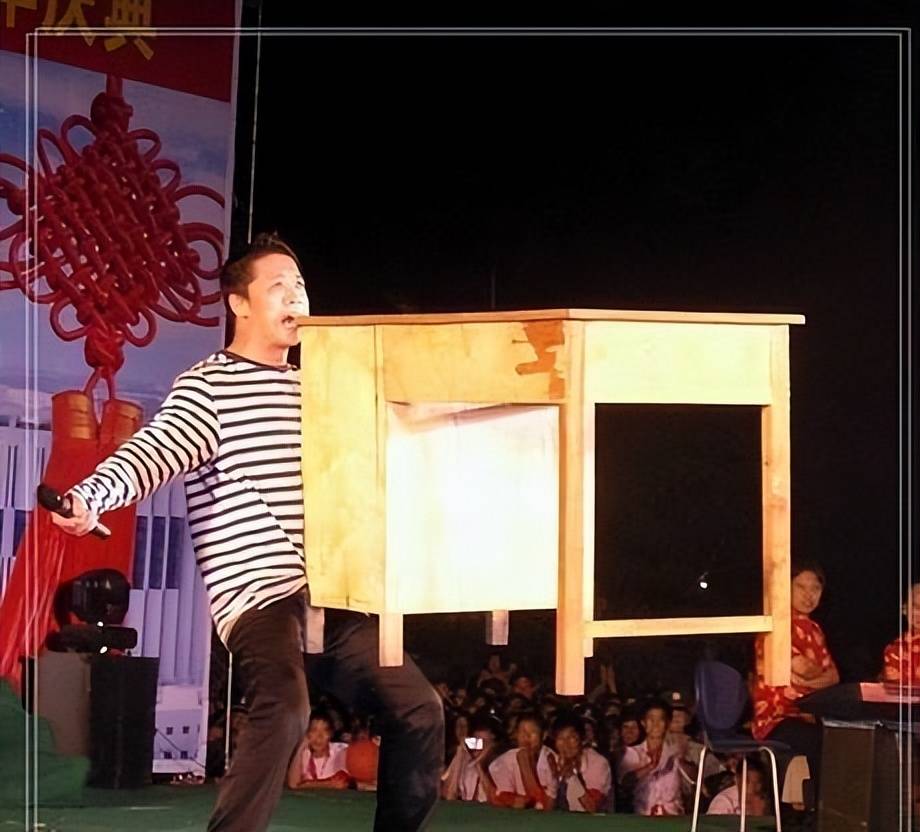 "放驴小子"于小飞:当红时转经商,娶小23岁娇妻,落魄后卖内衣