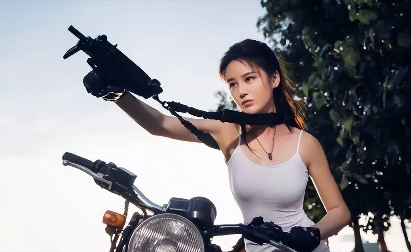 女星邱意浓与王晶再同框,33岁身材丰满有料,一双大长腿白到发光