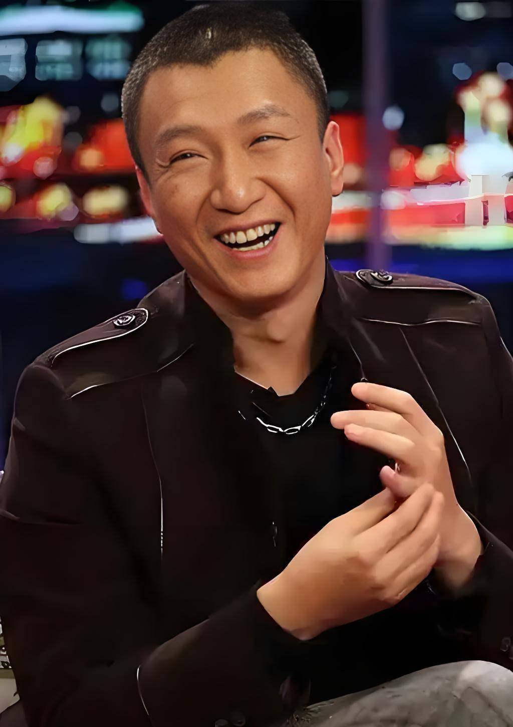 55岁孙红雷宁夏烧烤摊"打工"!烟火气十足,移民谣言不攻自破