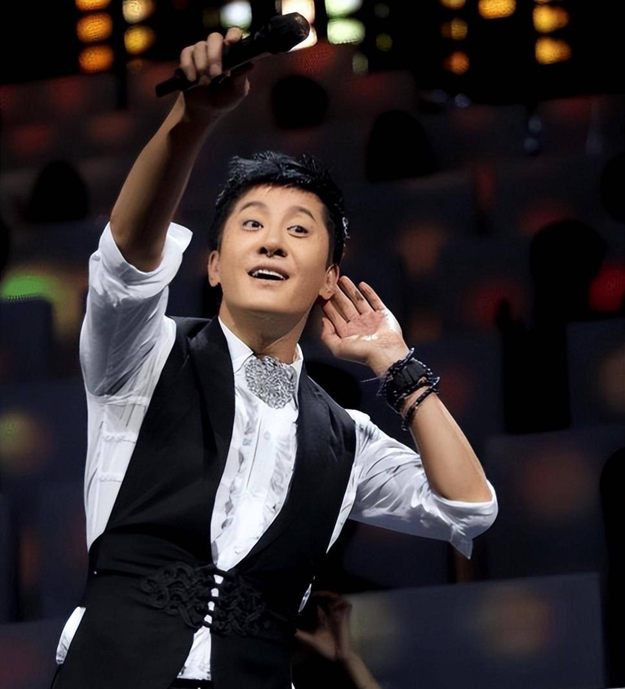 8次登春晚却作死入狱,现已经54岁无人过问,老伙伴也已不再联系