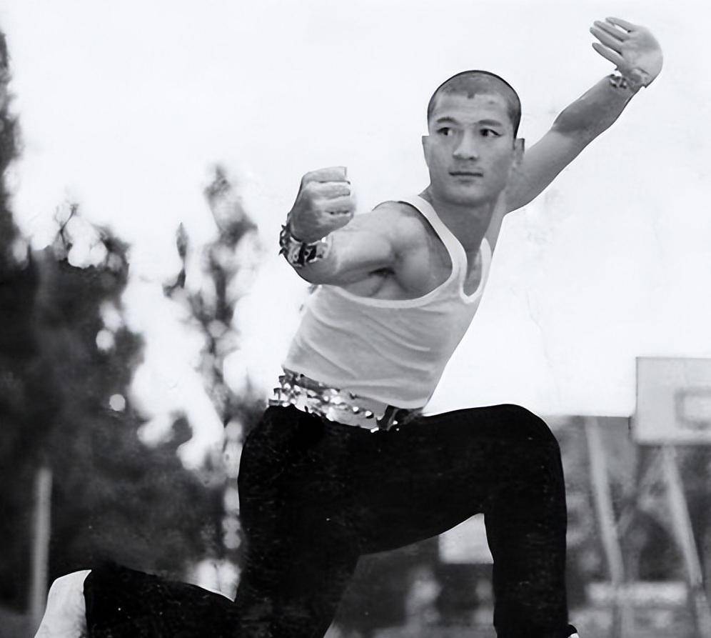 1984年,李连杰等人参加武术比试,真刀真枪差点出人命