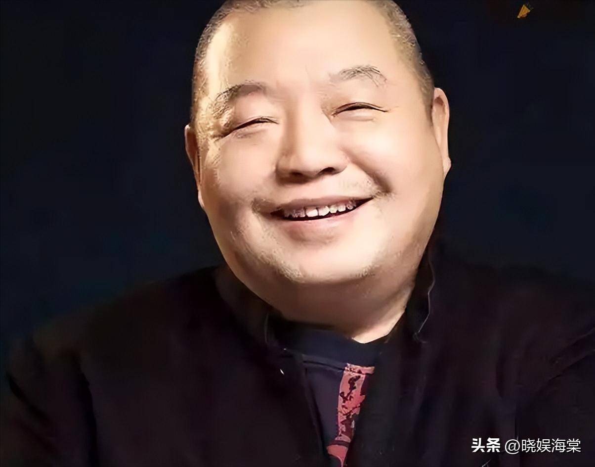 臧天朔去世7周年,好友扫墓摆茅台,软中华,光点烟不开酒引争议