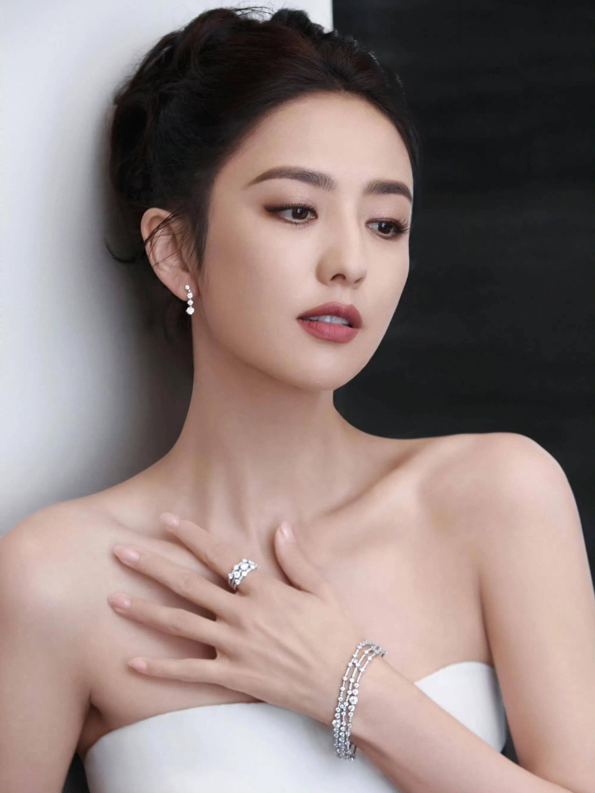 我们还是应该多关注佟丽娅的作品和才华,不要太过苛求她的外貌