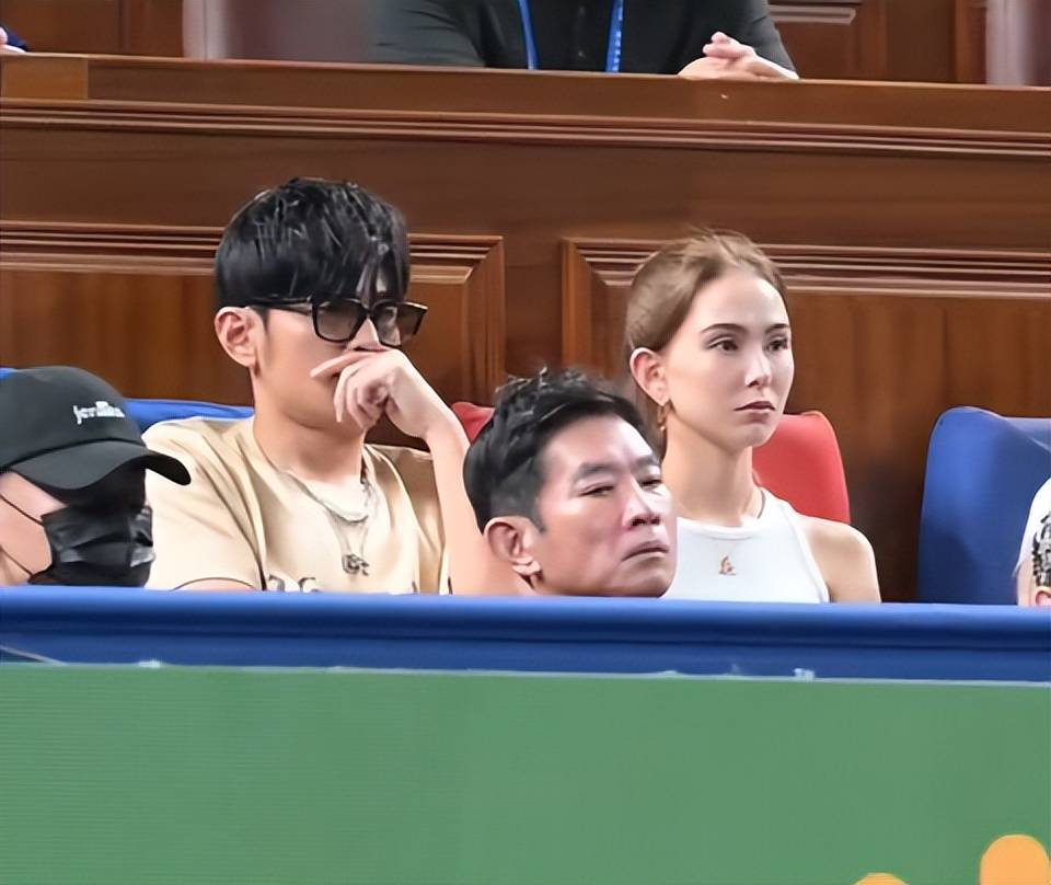 32岁昆凌瘦脱相，面部干瘪精气神差，网友感叹外国基因不抗老