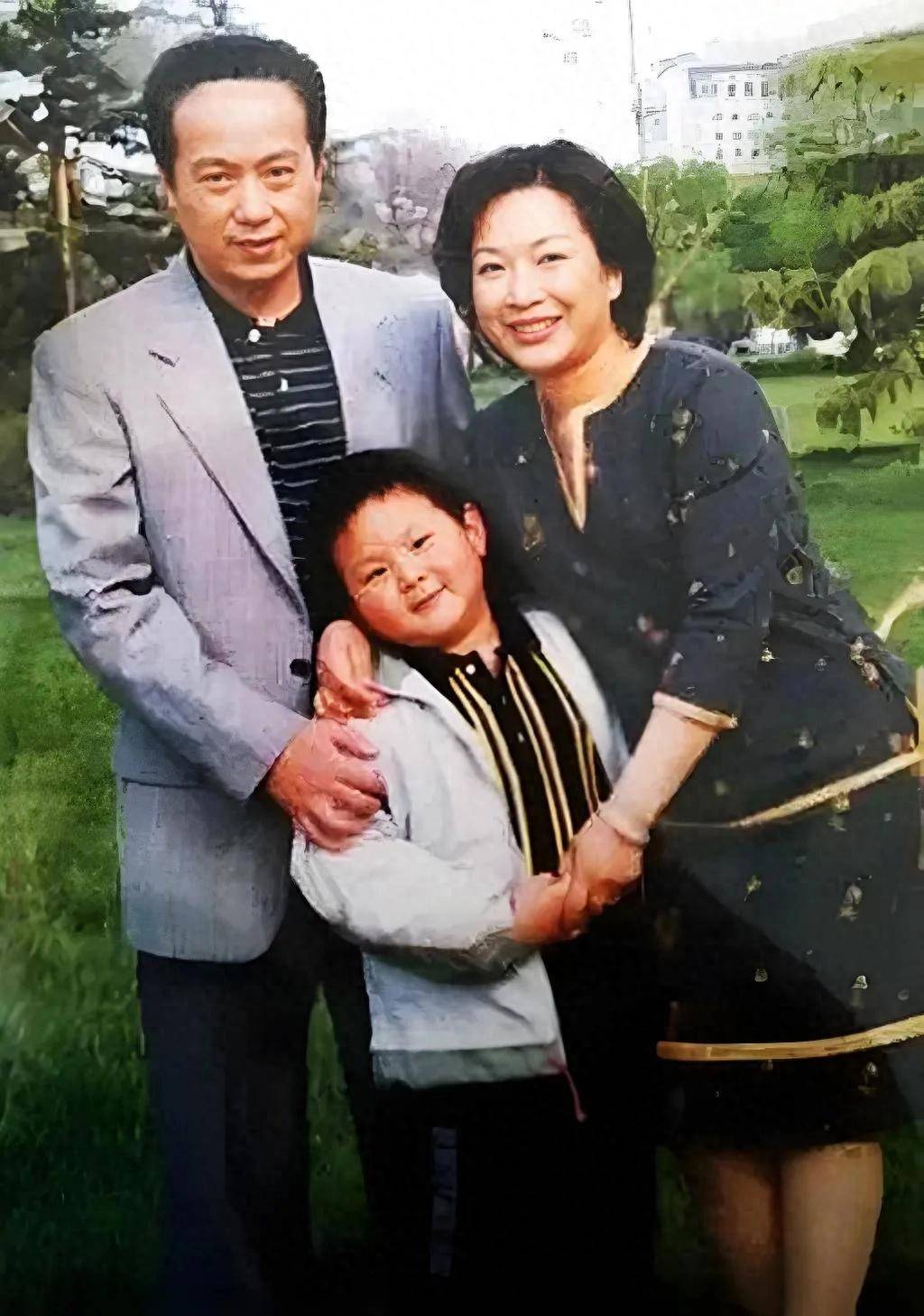 2002年,罗京和妻子留下的一张合影,去世15年后,仍然令人怀念