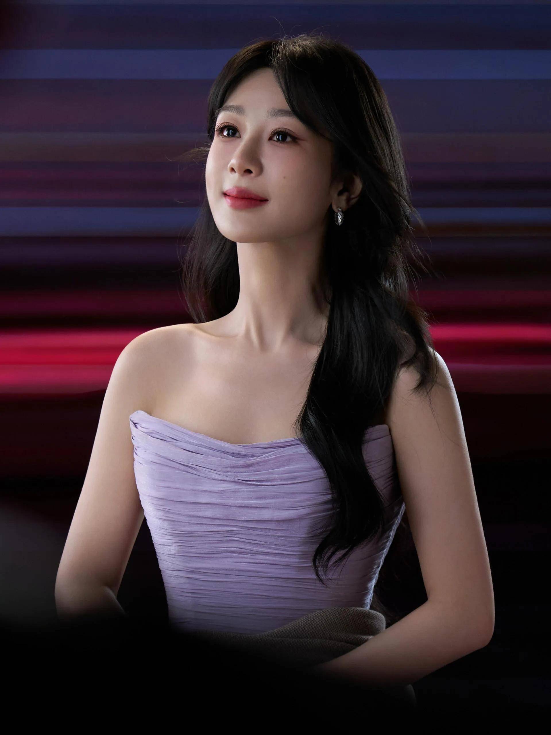 杨紫穿紫色礼服代言奇瑞,穿一万块的高跟鞋,戴千元首饰,她好美