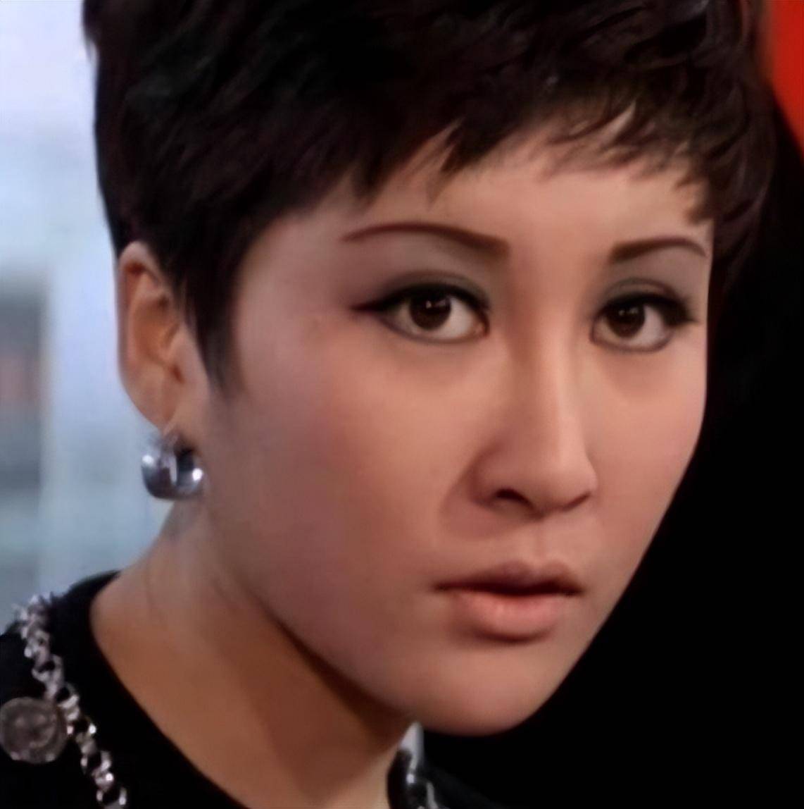 父亲是向华强母亲是丁佩她低调得似隐形人42岁依然未婚