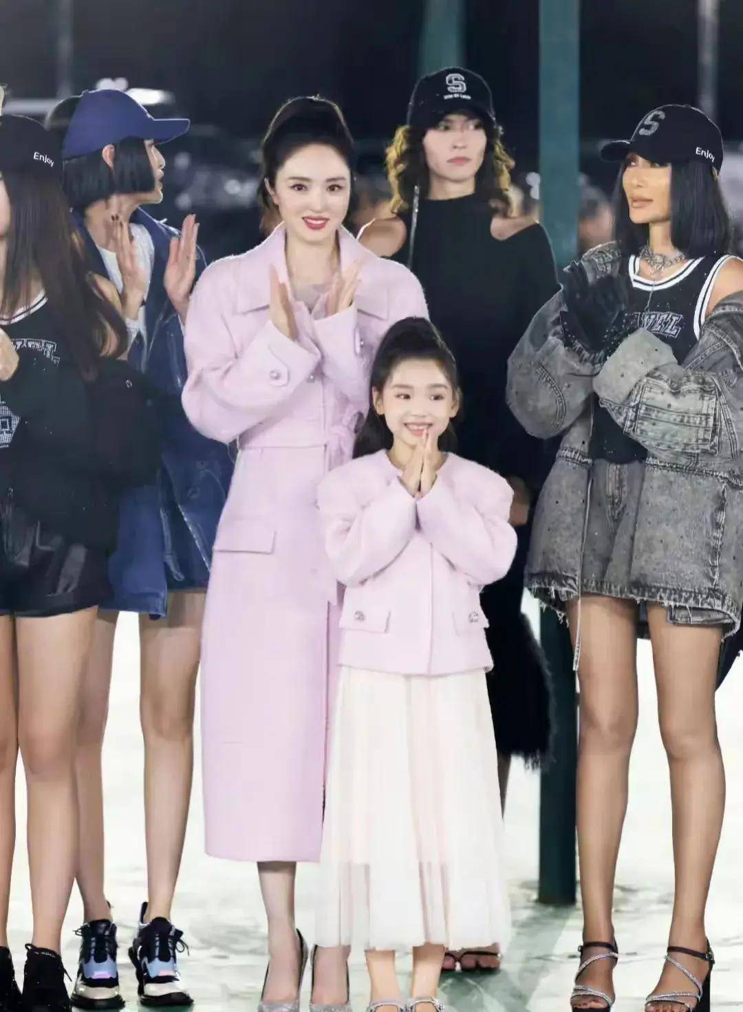 苗圃晒女儿合照嫁富商老公后生下一对龙凤胎还有个善良婆婆