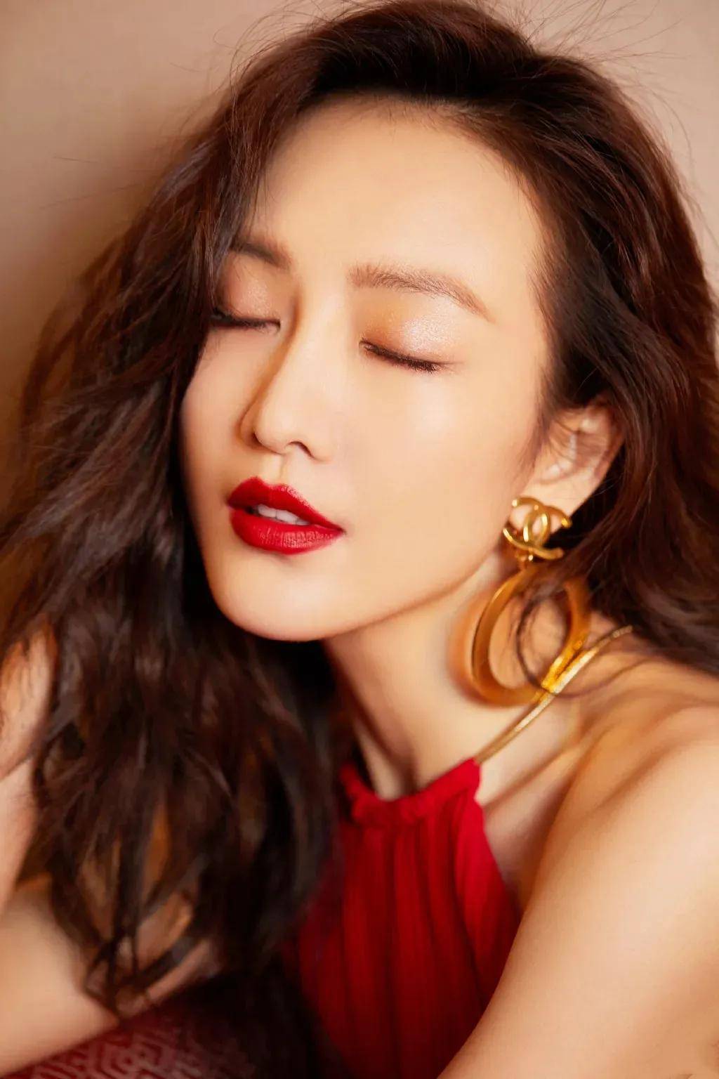 王鸥:成熟艳丽,温柔知性,笑容绽放魅力无限