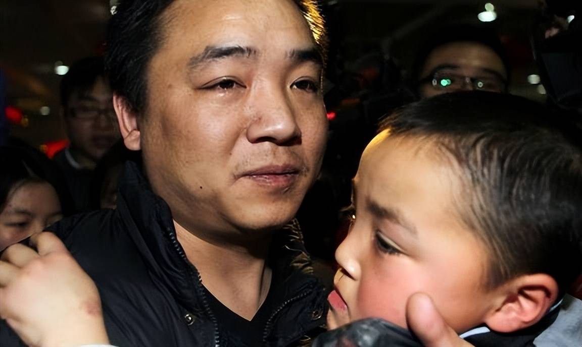 3岁男孩被拐1050天,人群中认出亲爹,直接跑过去抱住不撒手