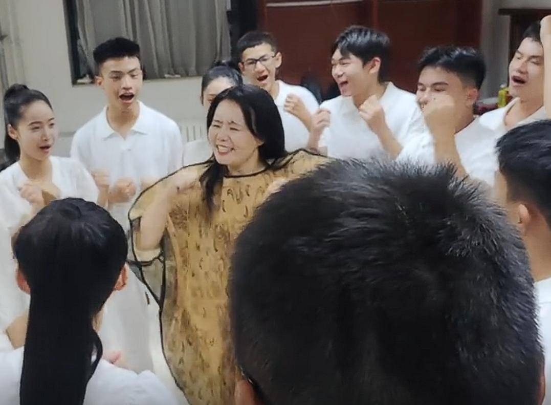 午夜福利限时开放速来领取惊喜好礼，百万用户见证的狂欢盛宴即刻开启，超值大奖等你拿回家，错过今晚再等一年速抢。