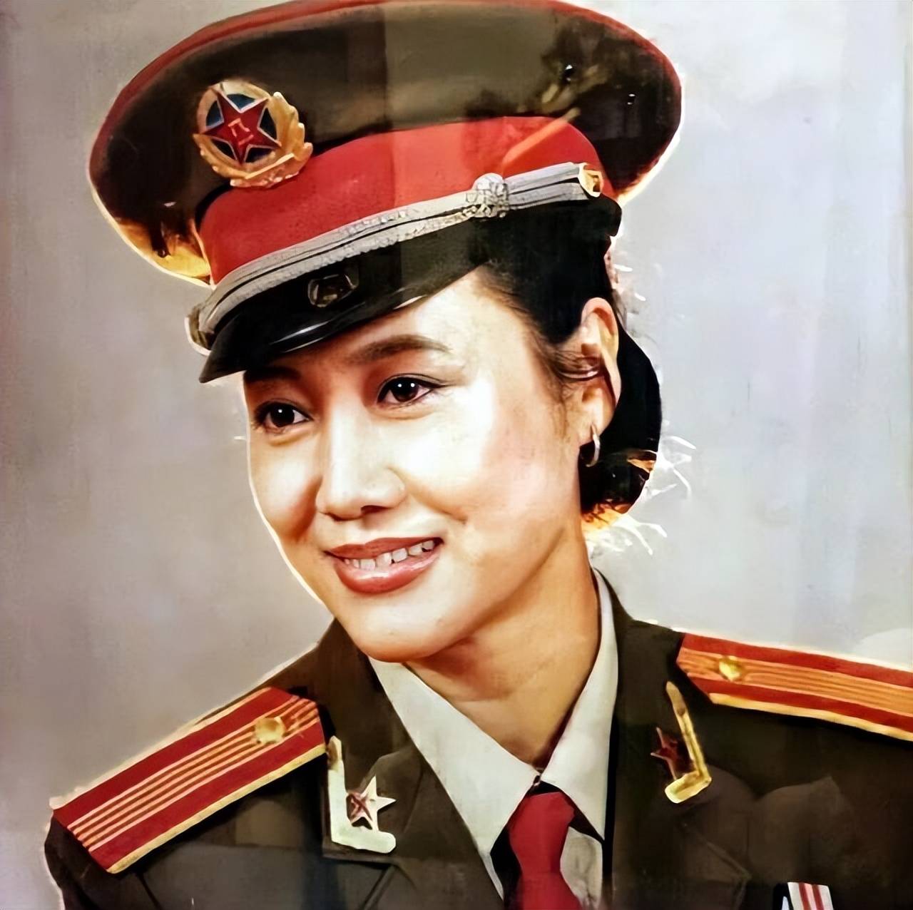 19位80年代女星军装照!老照片中的经典时光,全是无与伦比的帅