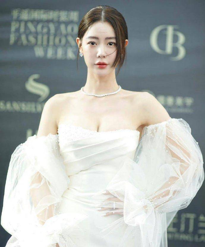 扛不住啊扛不住，克拉拉，身材也太饱满有料了！