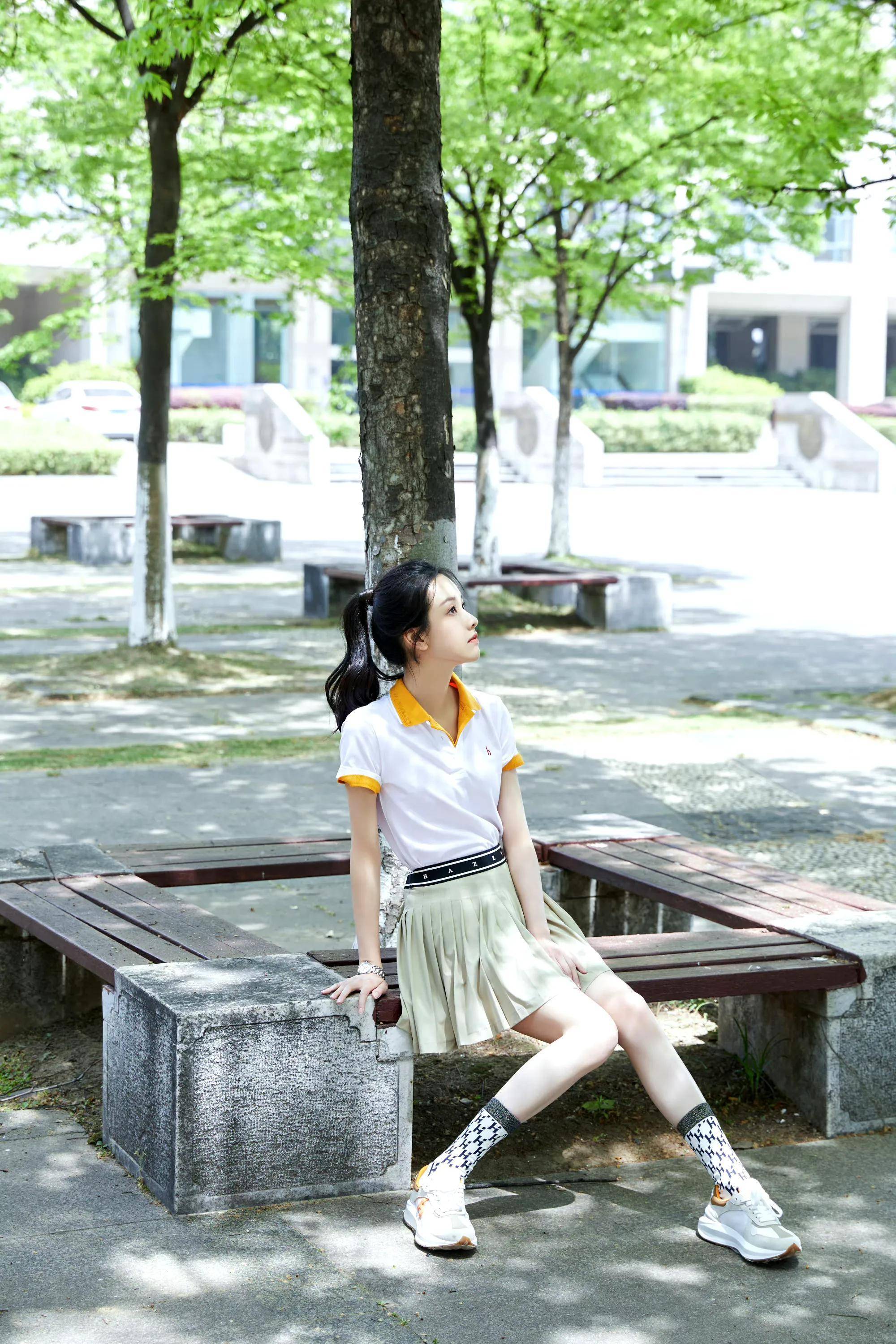 陈都灵出道8年后重回母校学生打扮好有少女感眼神还是那么清纯