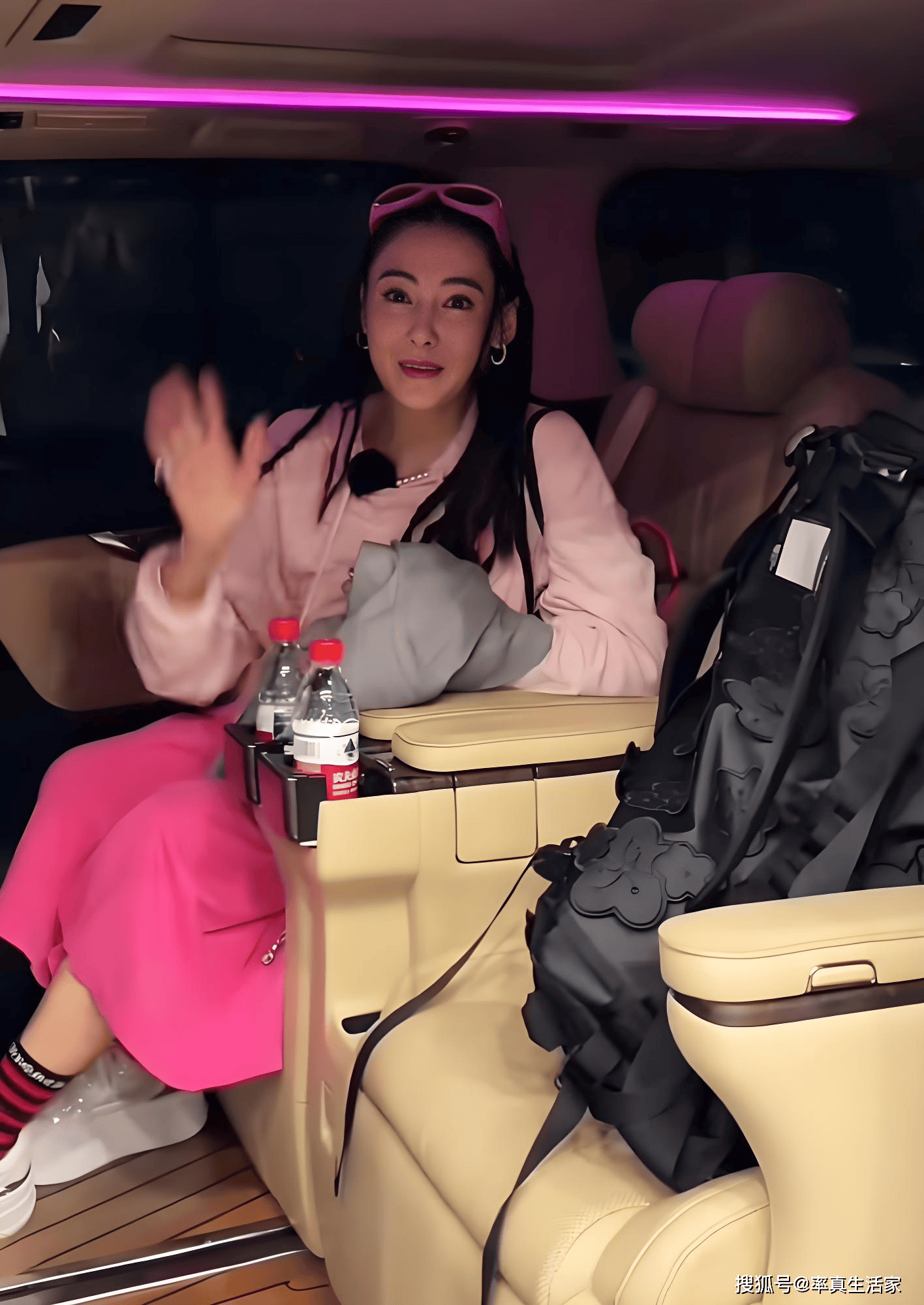 现场粉丝透露,张柏芝一边走向节目组