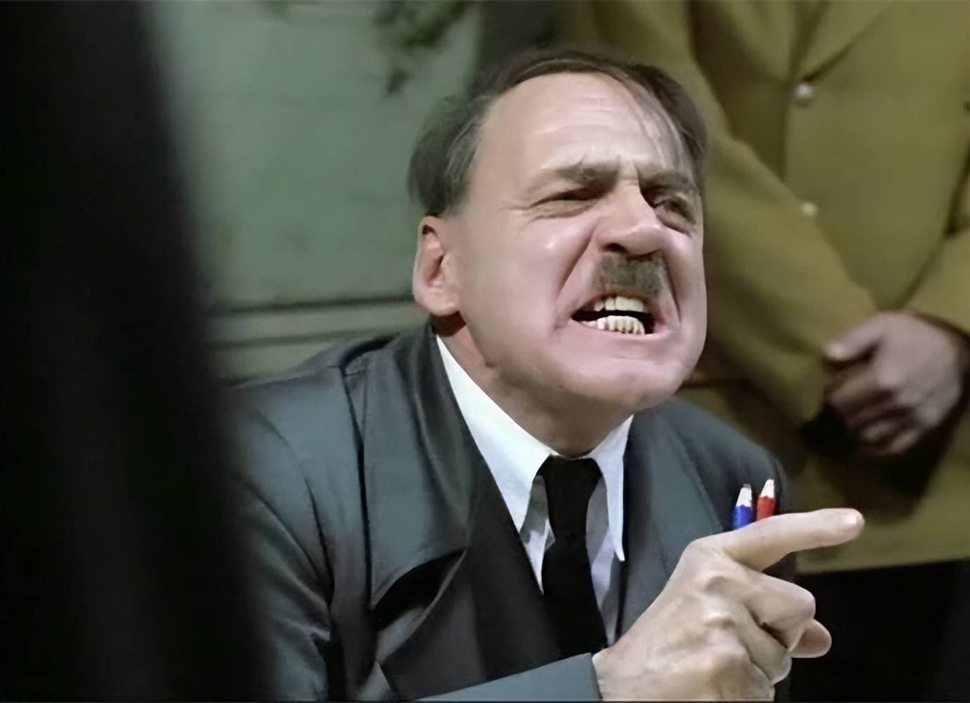 希特勒一手遮天的时候,有人敢与他吵架,拍桌子,骂粗话吗?