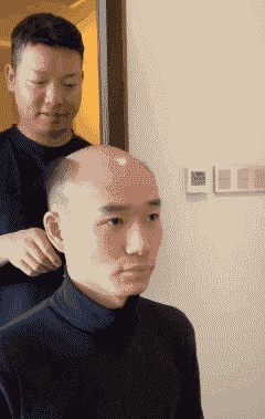 搞笑GIF：姑娘，你在这39°的天气穿裙子骑共享电动车，会不会有点？