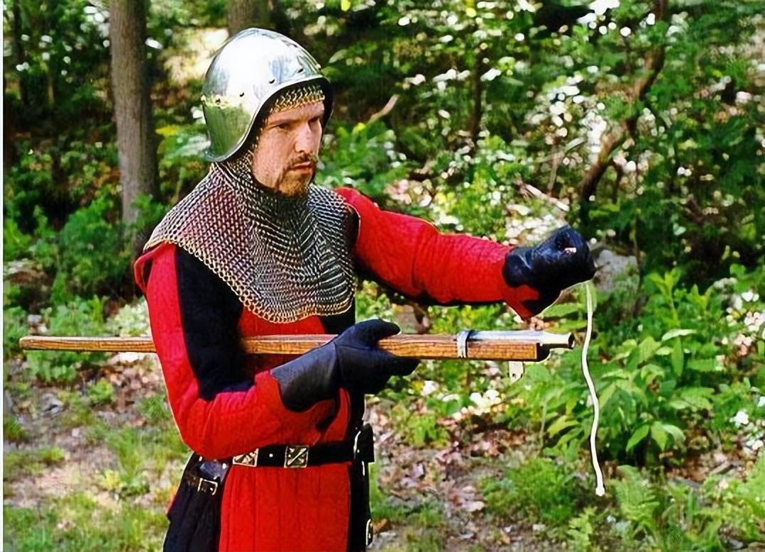 火枪刚出现时弱于弓箭.为何欧洲人坚持使用,而中国人却放弃了