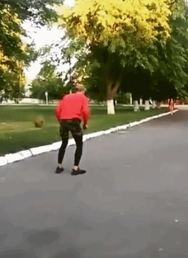 搞笑GIF：姑娘，你在这39°的天气穿裙子骑共享电动车，会不会有点？