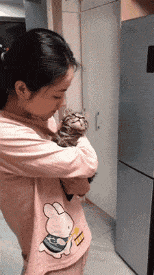 搞笑GIF：姑娘，你在这39°的天气穿裙子骑共享电动车，会不会有点？