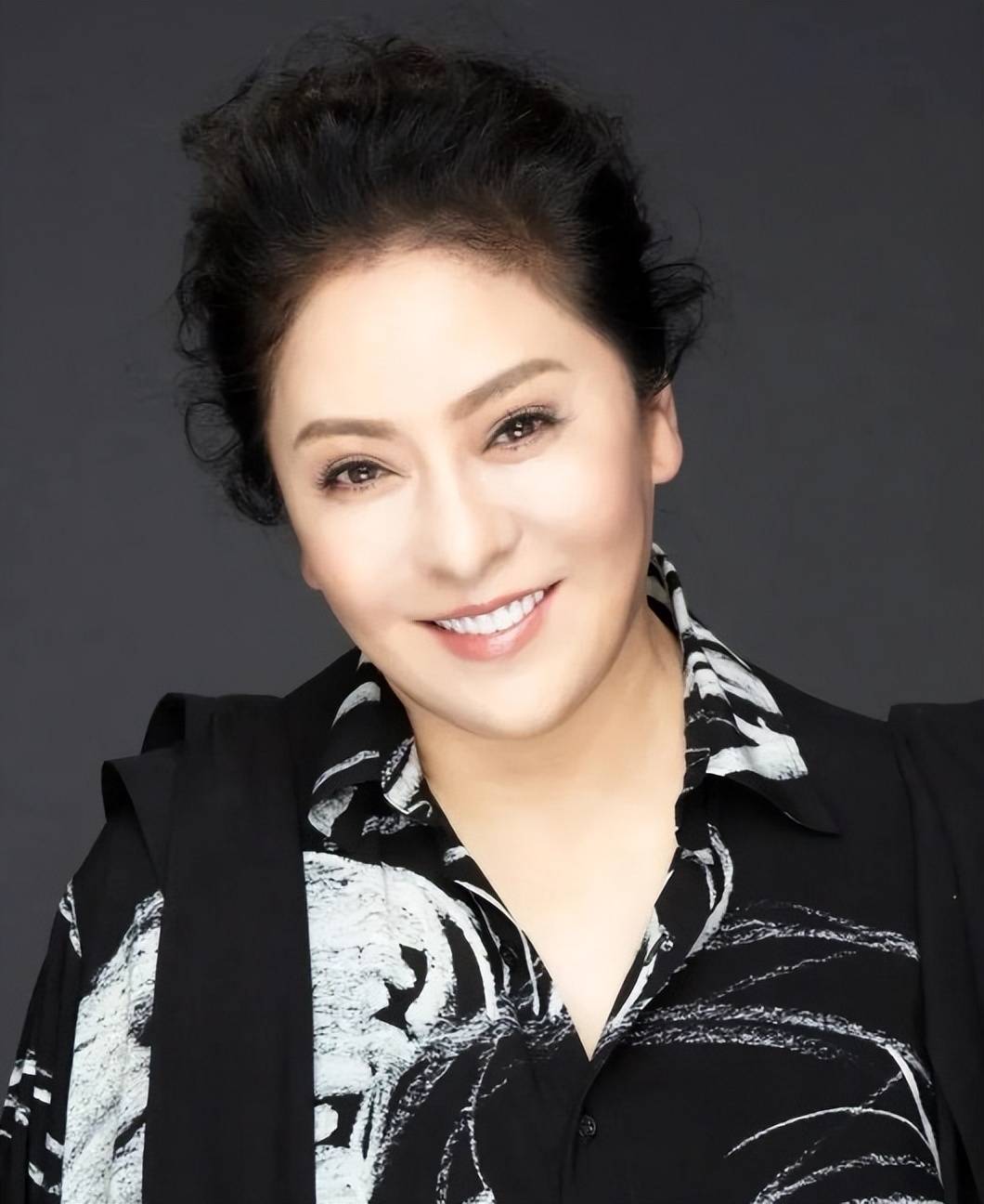 "向太"陈岚:18岁被母亲卖进舞厅,三闯鬼门关变"香港大姐大"