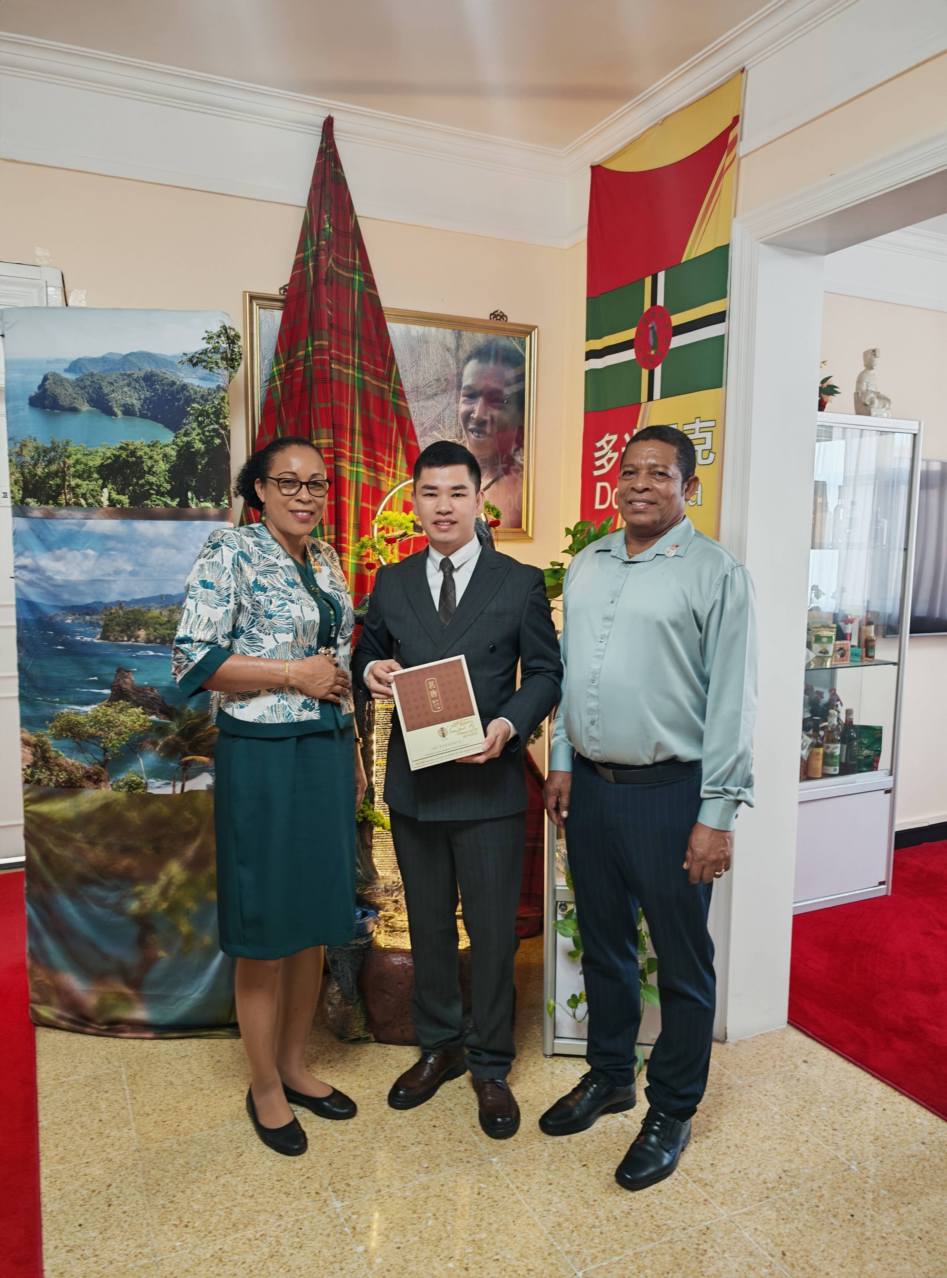 多米尼克总统伯顿授予茗唐中式茶创始人薛锦山友谊勋章