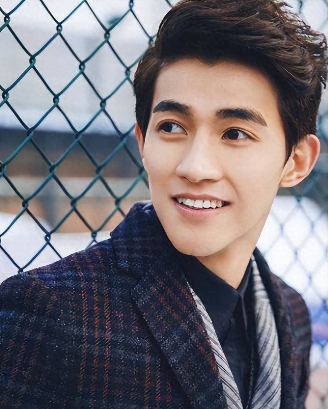 在娱乐圈这个名利场中,有人靠作品走红,有人因绯闻出圈,而演员李子峰