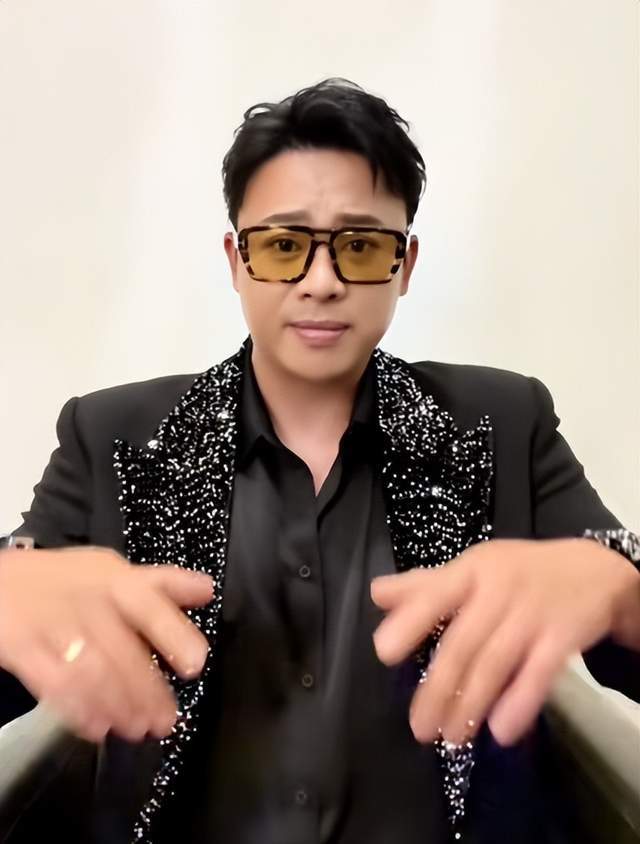 金润吉:翻唱2025年度网络爆款神曲《没出息》,满满的高级感!