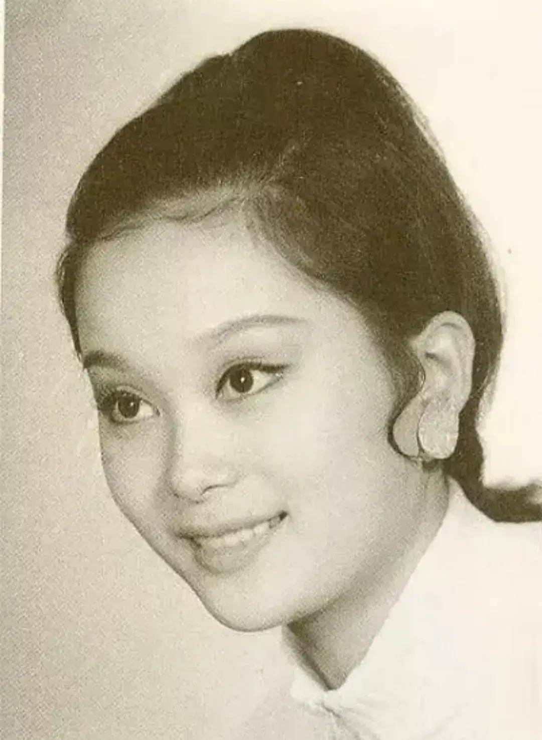 施思凭借在珍珠传奇中饰演温婉贤淑的沈珍珠和飞燕惊