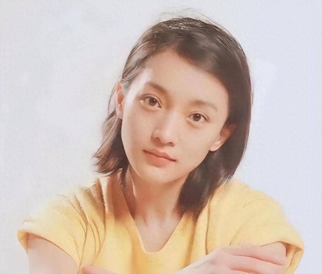 后来遇到的窦鹏,则带给了周迅一段热血沸腾的摇滚时光.那时的她青涩懵